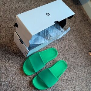 NEW in the Box Lululemon women's restfeel slides green punch Size 7